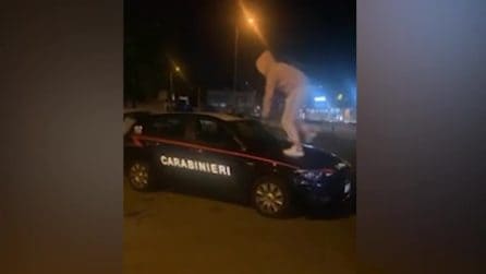 Cinisello Balsamo, salta sulla volante dei carabinieri e posta il video online: trapper denunciato