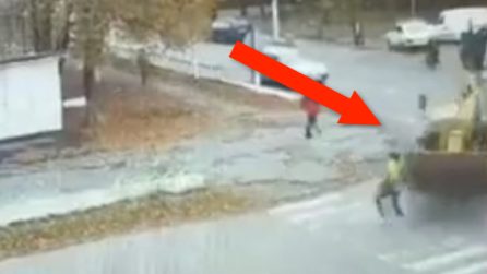 Viene investita da una ruspa: la ragazza ne esce incredibilmente illesa