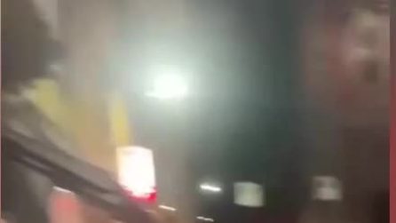 Milano, movida violenta nel cuore della città: volano bottiglie e altri oggetti fuori da un locale