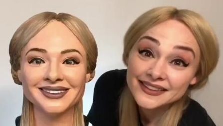 Fa una torta con la sua stessa faccia: vengono i brividi a vedere come la taglia