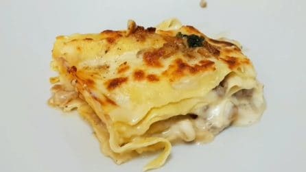 Lasagna bianca con funghi e salsiccia: la ricetta del primo piatto squisito