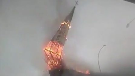 Cile, paura durante le proteste: i manifestanti appiccano incendi e bruciano una chiesa