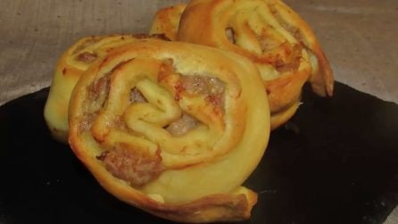 Girelle rustiche con salsiccia: l'idea per un antipasto davvero gustoso