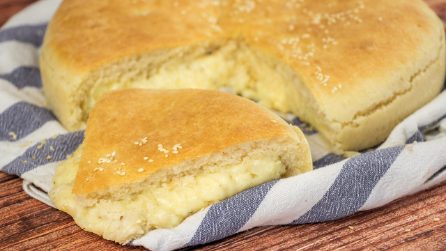 Focaccia al formaggio: la ricetta piena di sapore che piacerà a tutta la famiglia!