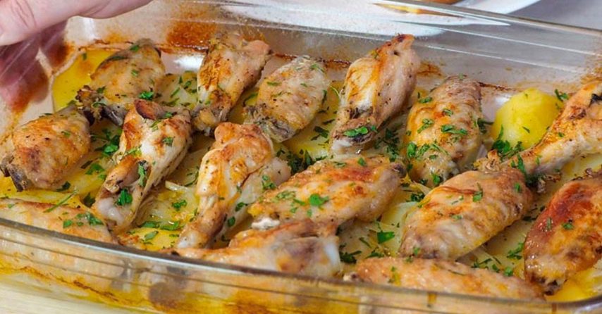 Alette di pollo al forno con patate: il secondo piatto ricco e saporito