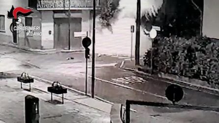 Vanzaghello, fanno saltare lo sportello del bancomat con la "marmotta" e fuggono col bottino