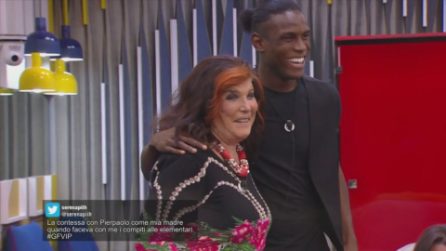 Grande Fratello VIP - La contessa e suoi "boys" recitano "Le foglie morte" di Prevert