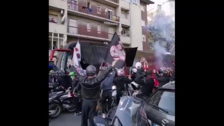 Assembramenti dei tifosi prima di Inter-Milan, accompagnano il pullman della squadra allo stadio