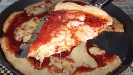Pizza senza bilancia e senza lievitazione: la ricetta semplice che amerete