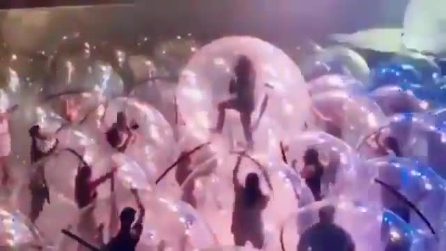 La band americana lancia l'idea: tutti in bolle di plastica per ritornare a fare concerti