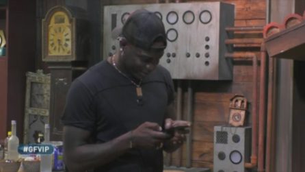 GFVip, Mario Balotelli twitta in diretta ad Antonella Elia: "Sicura che mi vuoi portare a casa?"