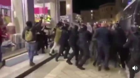 Lecce, scoppia la protesta dei manifestanti: scontri con la polizia