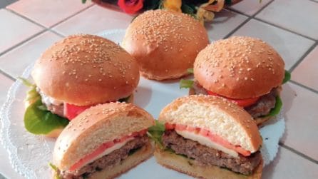 Burger fatti in casa: la ricetta per averli soffici e saporiti