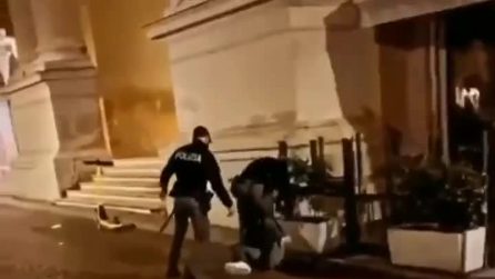 Parma, poliziotto in borghese dà un calcio a un manifestante a terra