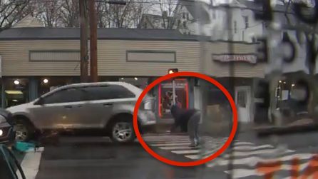 Anziana attraversa col deambulatore sulle strisce pedonali, l'auto la travolge e non si ferma a soccorrerla