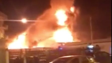 Devastante incendio a Mondragone, le fiamme distruggono un grande negozio