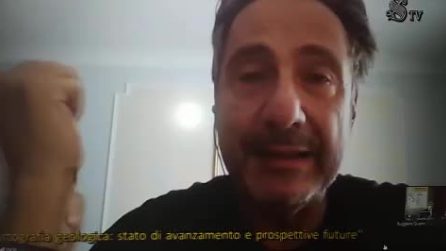 Il geologo Tozzi parla in diretta, ma dietro di lui spunta una donna nuda