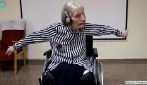 Ex ballerina con l'Alzheimer ascolta "Il lago dei cigni" e ricorda i passi ballati anni prima