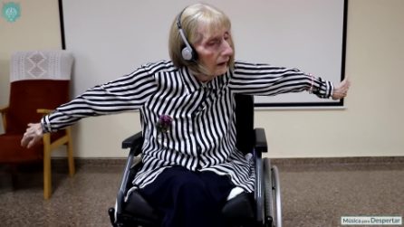 Ex ballerina con l'Alzheimer ascolta "Il lago dei cigni" e ricorda i passi ballati anni prima