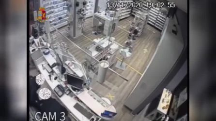 Milano, entra in farmacia per rapinarla ma trova ad attenderlo i poliziotti: l'arresto in diretta