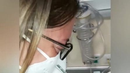 Milano, mamma abbraccia la figlia 19 giorni dopo la nascita: era positiva al Covid