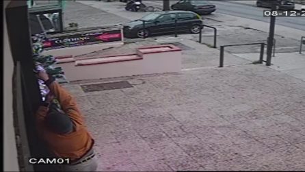 Napoli, rubati addobbi di Natale dalla vetrina del negozio, il ladro ripreso dalle telecamere