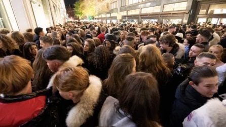 Centinaia di persone senza mascherina si accalcano all'esterno del centro commerciale a Londra