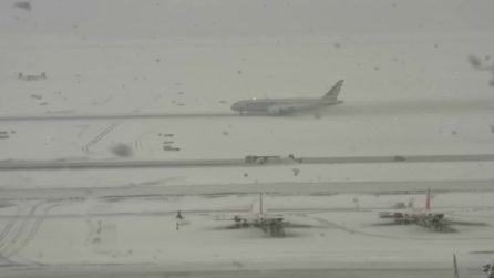 L'insolito e spettacolare decollo dell'aereo nella tormenta di neve a Malpensa