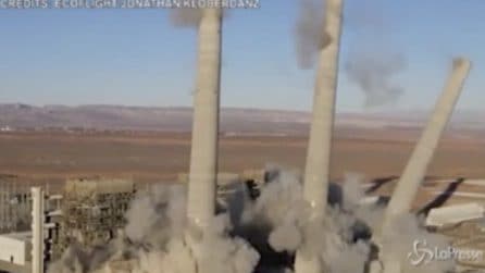 Tre imponenti piloni buttati giù: la spettacolare demolizione della centrale elettrica
