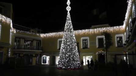 Natale a Capri, giochi di luci e magia in una Piazzetta deserta