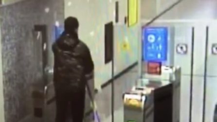 Milano, spacca i tornelli per entrare in metro senza biglietto: ricercato vandalo