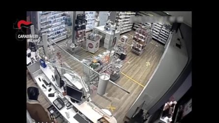 Milano, finge di essere armato e rapina una farmacia: arrestato 23enne, caccia al complice