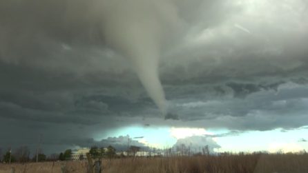 Il tornado prende vita davanti ai loro occhi: la forza della natura