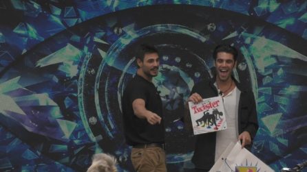 Grande Fratello VIP, in casa si gioca a Twister
