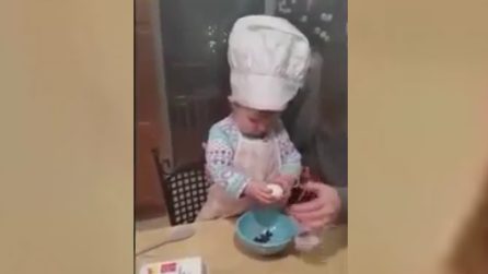 La bimba chef: rompe e sbatte le uova come un'esperta
