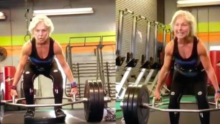 Ha 69 anni ma con la forza di Hulk: la nonna mostra i suoi muscoli