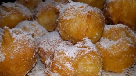 Frittelle dolci e golosissime: servitele per completare un pranzo perfetto
