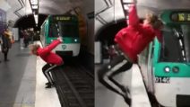 Rischia la vita in metropolitana: il gesto estremo che può costargli caro