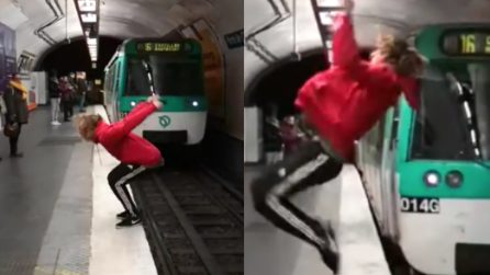 Rischia la vita in metropolitana: il gesto estremo che può costargli caro