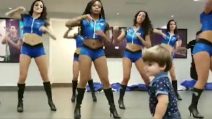Le cheerleader si esibiscono ma il bambino ruba la scena a tutte