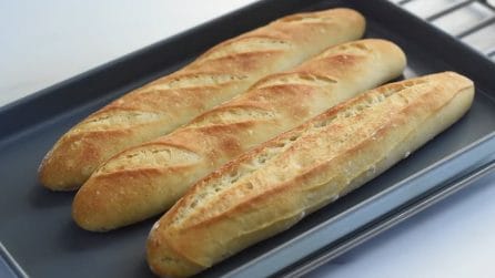 Baguette francesi croccanti e profumate: ecco i passaggi per prepararle