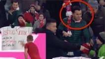 Strappa la maglia regalata da Kimmich al bambino: la reazione degli altri tifosi nei suoi confronti