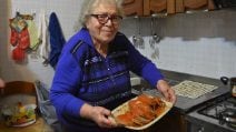 Nonna Rosa prepara il polpettone: la sua ricetta è deliziosa