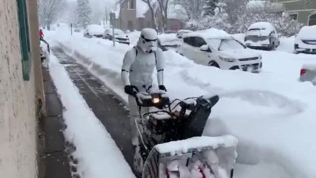 Lo spazzaneve "stellare": lo Stormtrooper pulisce la strada