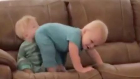 Il divertente twerk di questo bimbo che non si accorge della presenza dietro di lui