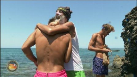 La gioia di Paolo Brosio: "Ho preso un pesce!"