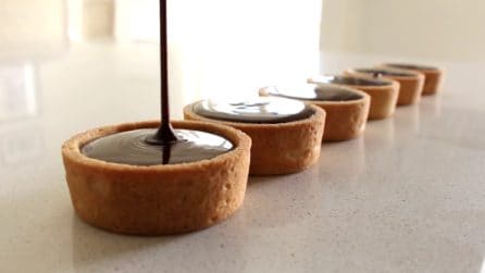 Tortini di pasta frolla con un ripieno irresistibile: mini dessert golosi