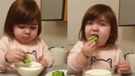 Gusta i broccoli come se fossero patatine: la piccola è simpaticissima