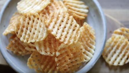 Patatine waffle fritte: semplici, croccanti e saporite