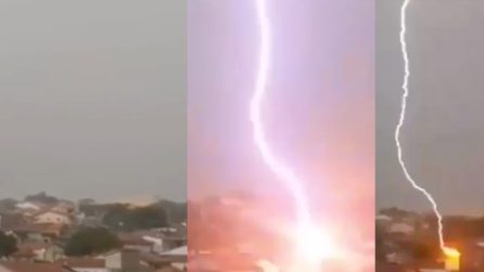 Il fulmine squarcia il cielo e colpisce delle abitazioni